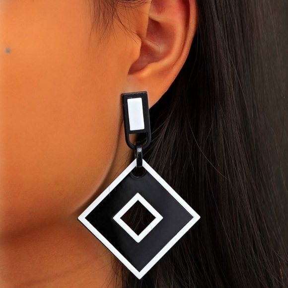 Beautiful geometric shaped earrings - Picture 1 of 2
